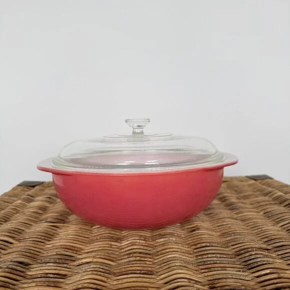 Vintage Pyrex #024 2 Quart Round Flamingo Pink Bowl with Lid - Picture 1 of 5